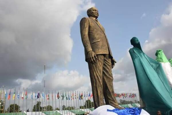 Zuma-statue