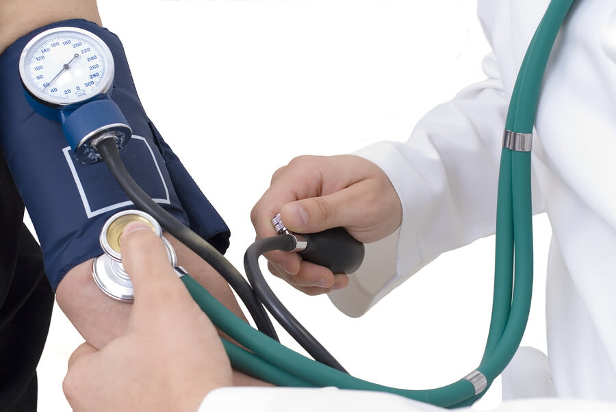 Doctor-checking-blood-pressure (1)