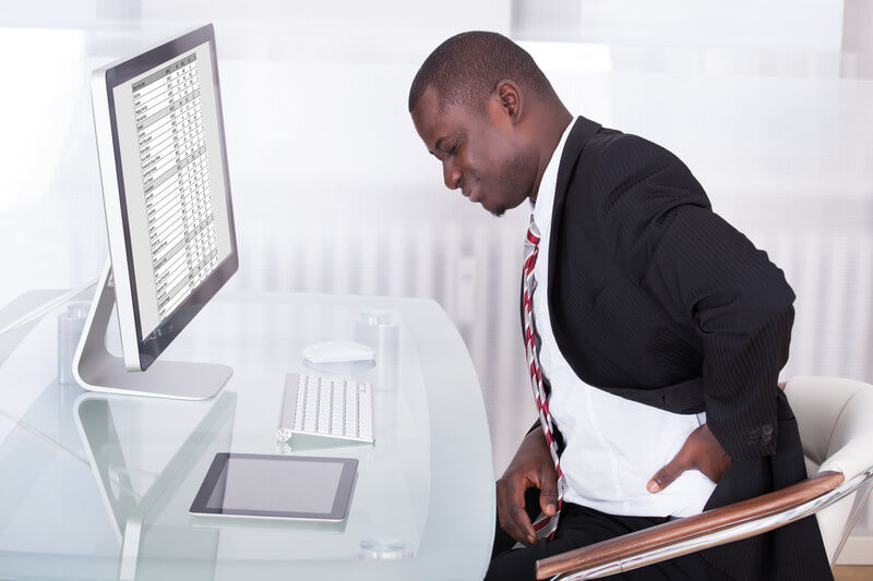 bad-posture-office-desk-man-holding-back (1)