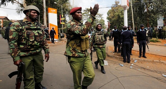 Heavily-armed-Kenyan-policemen (1)