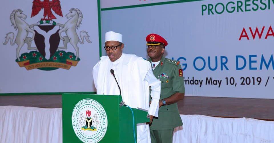 APC-Governors-Give-Outstanding-Leadership-Award-to-Buhari
