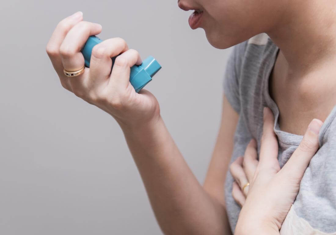 woman-with-inhaler-Asthma (1)