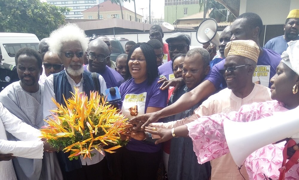Soyinka-Falana-Others-Visit-Abiola’s-Grave-On-21st-Death-Anniversary-