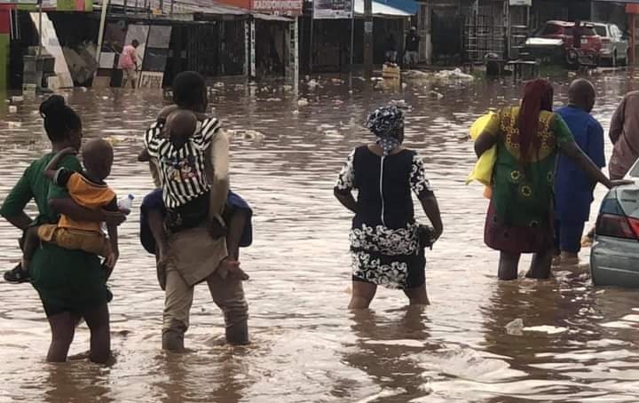 Owerri-Flooding-Water-Up-To-Peoples-Knees-As-Cars-Get-Stuck