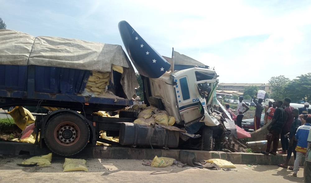 Truck-crushes-4-vehicles-on-Abuja-Nyanya-Keffi-Expressway