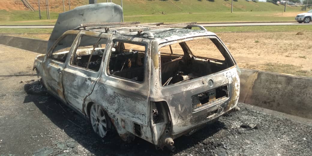 Fire-Guts-Abuja-Drivers-Car-While-Buying-Petrol-From-Roadside-Vendors