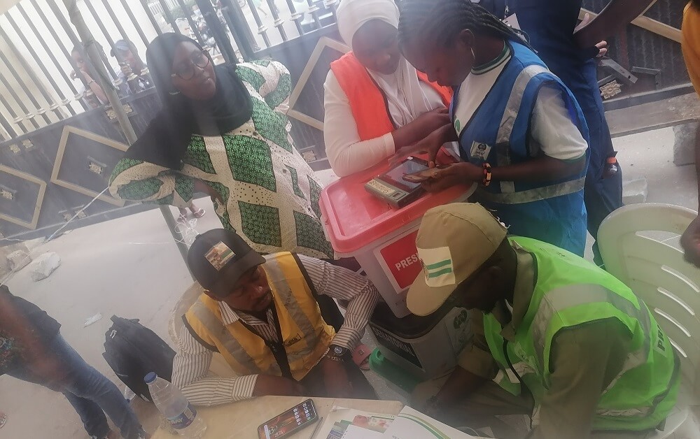 ‘You Go Nowhere’ — Angry Voters Pin Down INEC Officials Over Failure To Upload BVAS Results To ‘Server’