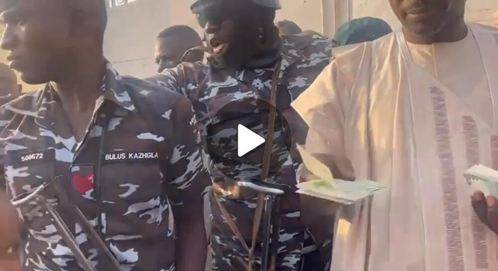 VIDEO: Voters Receive N2000 As Police Coordinate Process In Bauchi