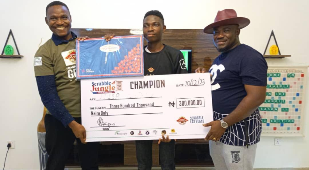 Musa Lateef presented with the cash price of 300,000 naira