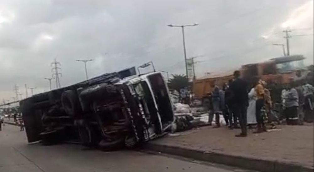 LAGOS: Driver In Critical Condition After Truck Upturned At Ojota