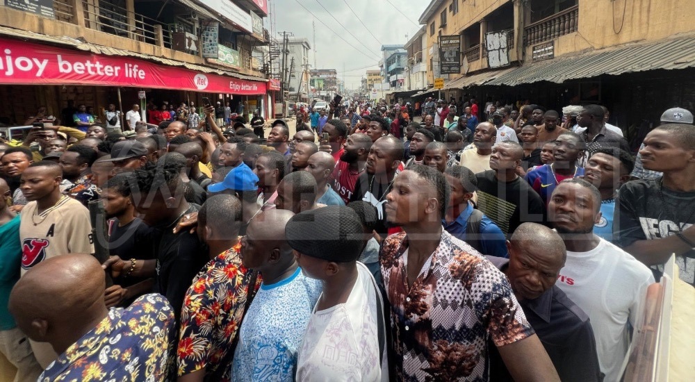 Police personnel addressing some of the Traders to leave the market