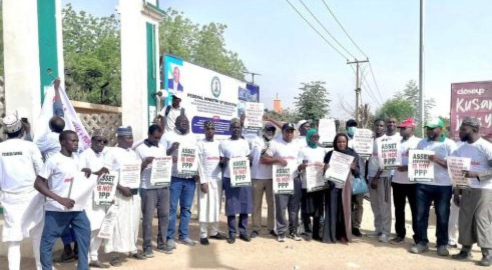 FGC Kano Alumni Protest Alleged Sale Of School Land – The Whistler Newspaper